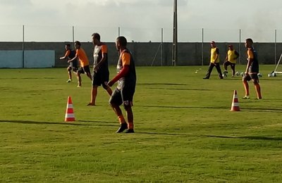 Léo Condé comanda primeiro coletivo no CRB, com ênfase no posicionamento