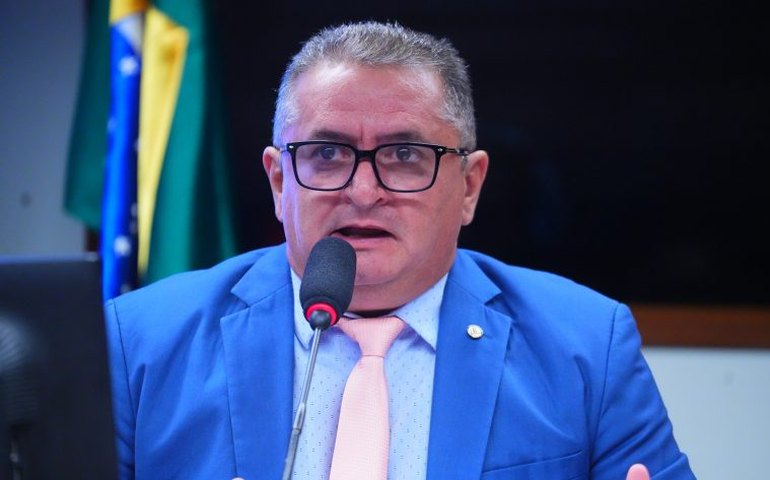 Comissão aprova obrigação de governos fornecerem material escolar para alunos da educação básica