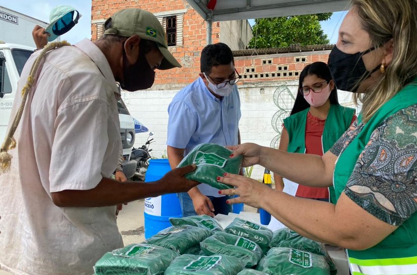 Prefeitura entrega 160 cestas básicas para carroceiros do Ecoponto Pajuçara