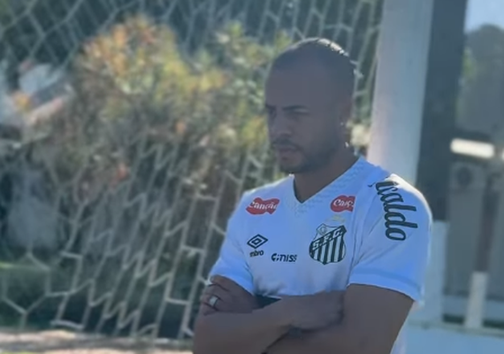 Mayke é apresentado no Santos e diz estar pronto para entrar em campo: 'Ajudar com experiência'