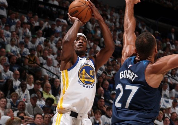 Warriors sofrem sem Curry e Timberwolves atropelam nos playoffs da NBA