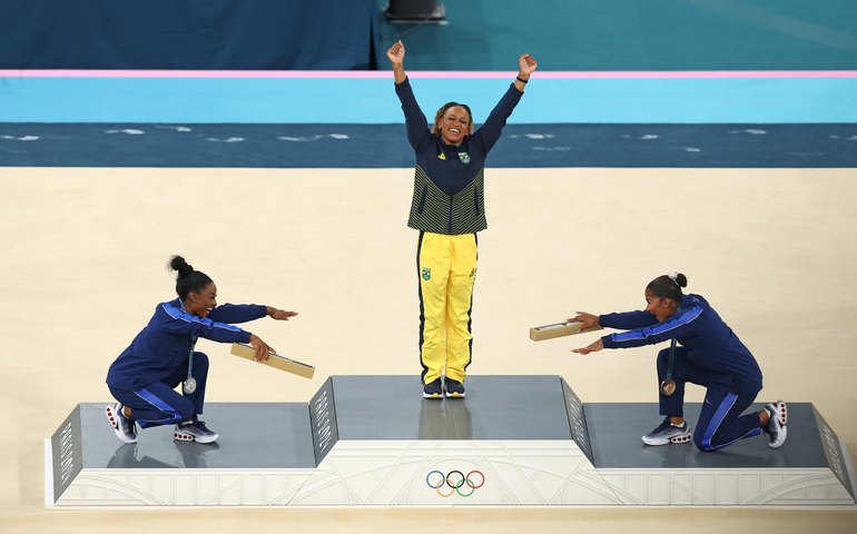 Museu do Louvre comenta na foto icônica de Rebeca Andrade nas Olimpíadas
