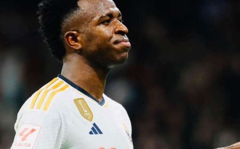 Vaiado pela torcida, Vinícius Junior marca duas vezes em vitória do Real Madrid contra Osasuna por 4 a 2