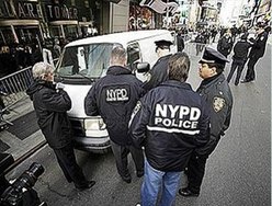 Van suspeita faz NY reforçar segurança no último dia do ano