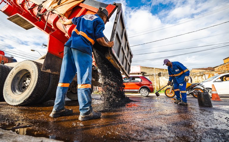 Infraestrutura recupera 150 vias com operação tapa-buraco