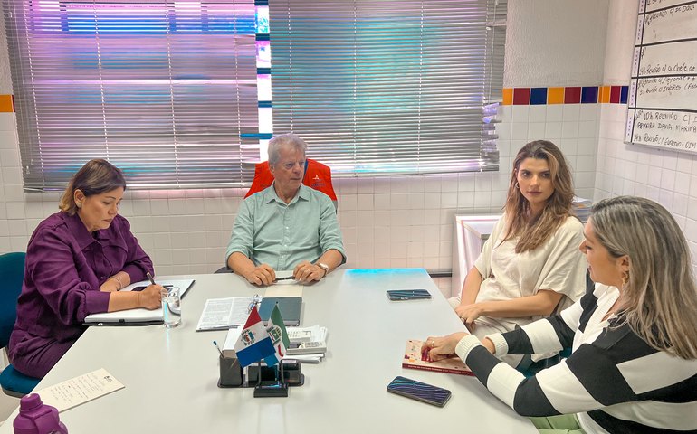 Primeira-dama, Marina Candia, discute ações para crianças de Maceió