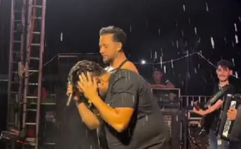 Vocalista da Banda Mala 100 Alça é atingido por lata durante show em MT, mas passa bem e perdoa agressor