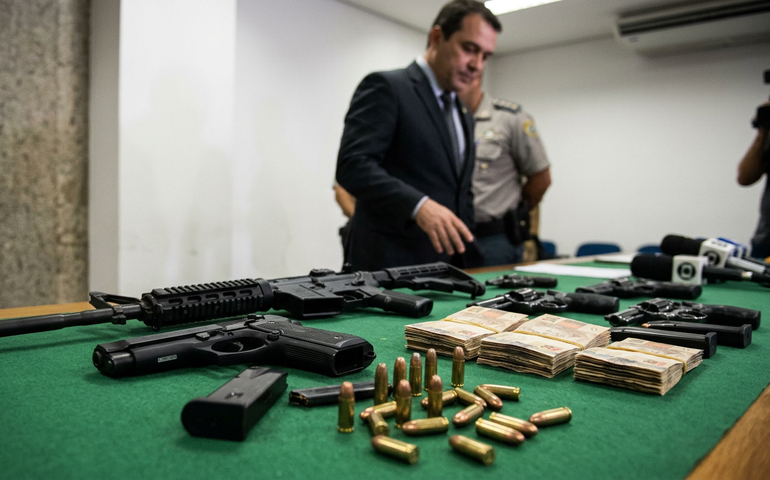 PF relaciona cinco armas a Bacellar, incluindo carabina Taurus e pistola 9mm