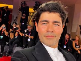 Por onde anda Adrian Grenier, o Nate de 'O Diabo Veste Prada'?