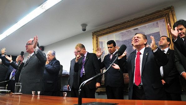 Parlamentares evangélicos em momento de oração