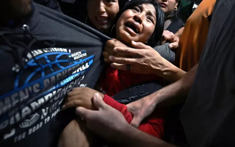 Foto de família equatoriana separada pelo ICE nos EUA vence prêmio World Press Photo