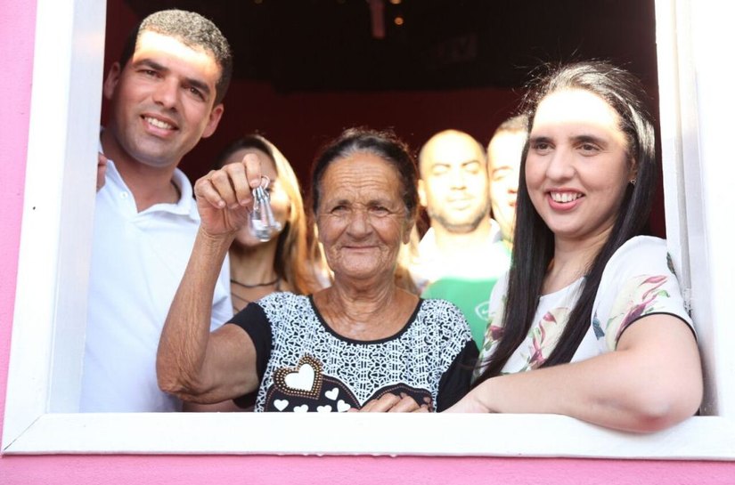 Campo Alegre: prefeita entrega seis casas renovadas em Chã da Imbira