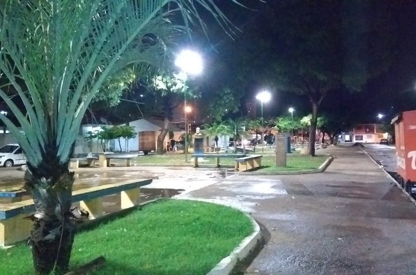Nova iluminação na Praça Jornalista Denis Agra muda rotina dos moradores