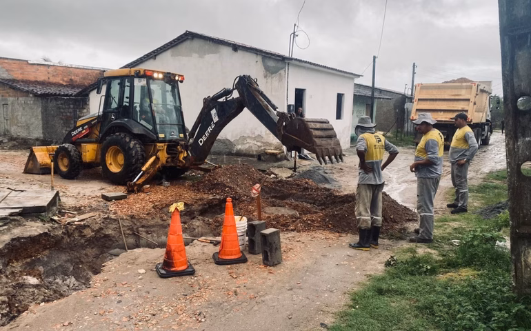 Prefeitura de Penedo recupera dano causado pelas chuvas em rua do bairro Santa Izabel