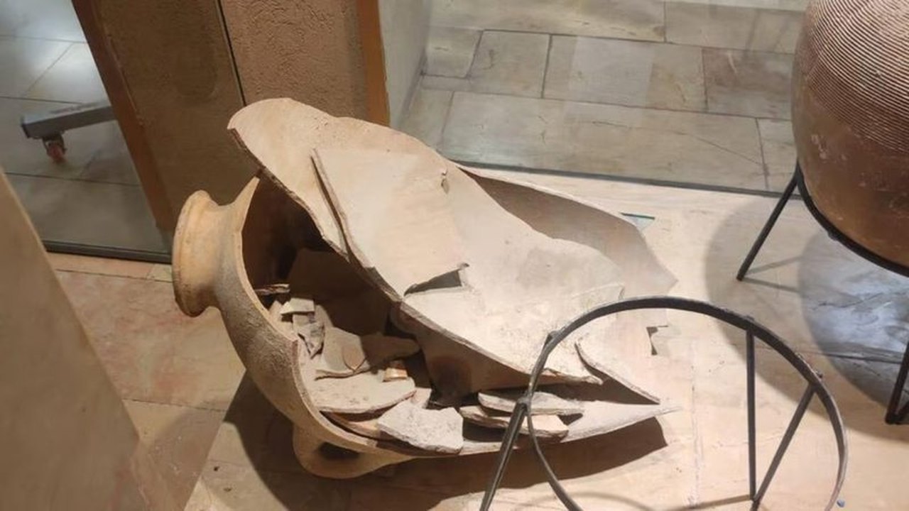 Criança quebra acidentalmente jarro raro de 3,5 mil anos durante visita a museu em Israel