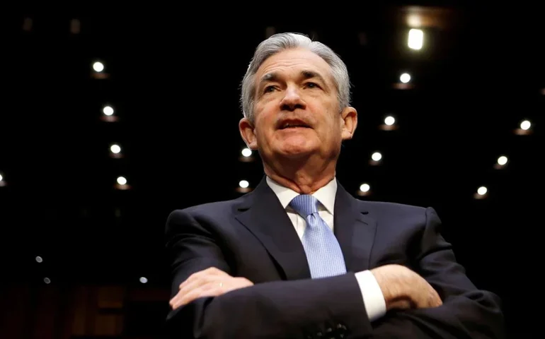 Powell seguirá como diretor do Fed e promete não interferir na gestão de Warsh