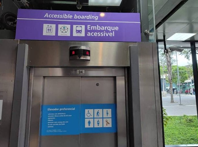 Defensor Público Federal destaca adoção de linguagem simples em metrô de SP como avanço na comunicação inclusiva