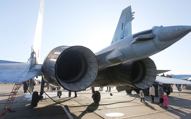 Revista americana destaca caças russos de 4ª geração com empuxo vetorado