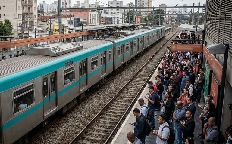 Falha na Linha 10-Turquesa causa lentidão em trens em SP