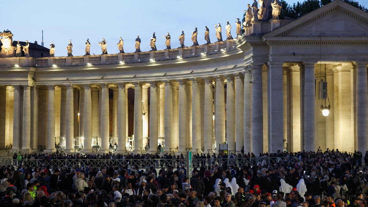 Vaticano tem fumaça preta após nova votação do conclave