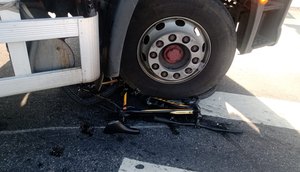 Ciclista fica ferido após ser atingido por caminhão na Zona Sul de Aracaju / Foto: Foto: SMTT/Divulgação