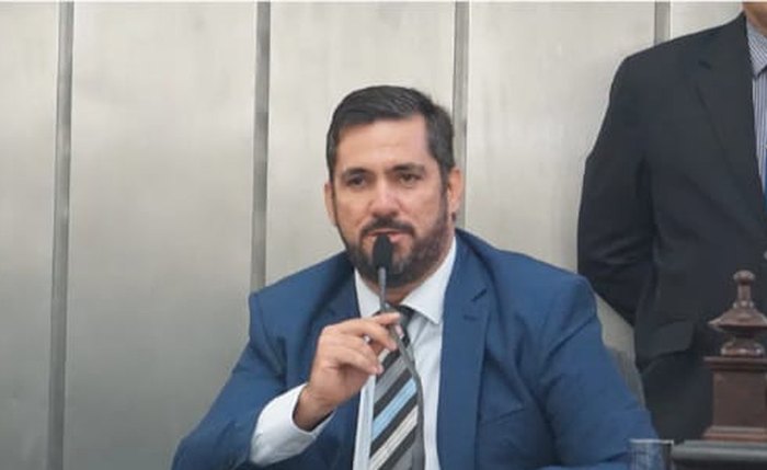 Vereador Leonardo Dias durante sessão na Câmara Vereador Leonardo Dias durante sessão na Câmara
