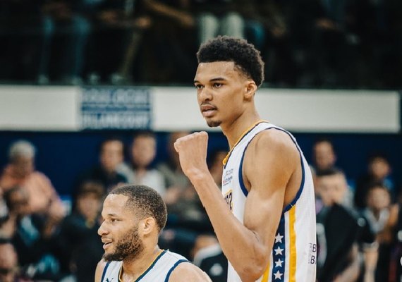 Wembanyama estreia com derrota na NBA e é ofuscado por Doncic; Heat e Boston vencem