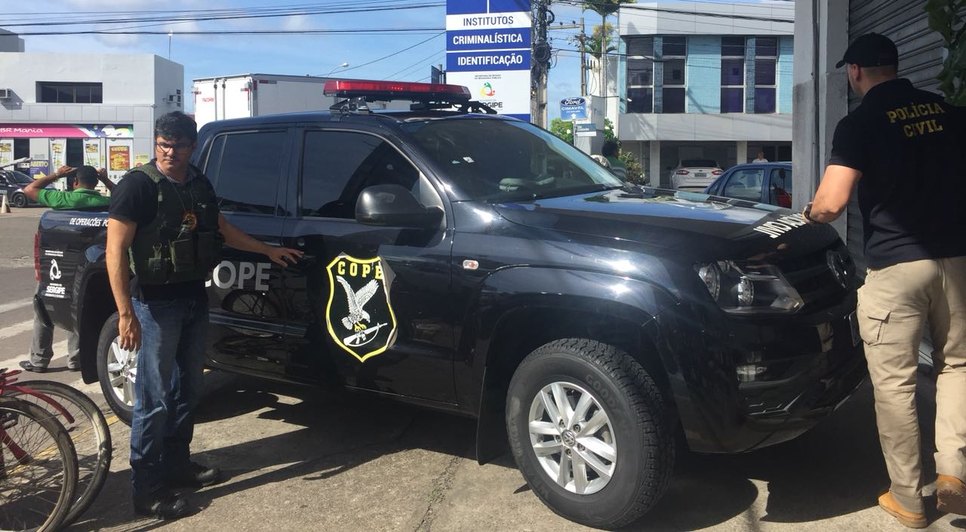 polícia no instituto de identificação