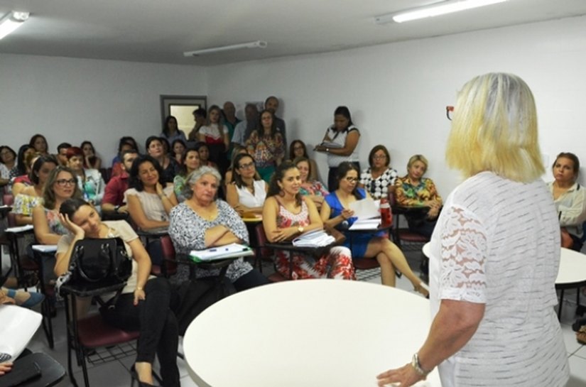 Secretária de Saúde discute metas e ações para 2017 com servidores