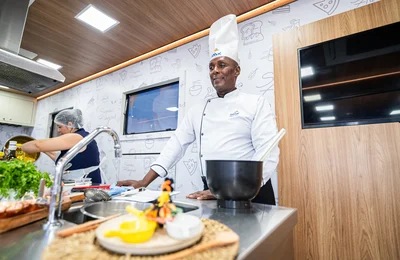 Parceria com o Sistema Fecomércio Sesc-Senac amplia acesso à saúde e gastronomia na Feira dos Municípios