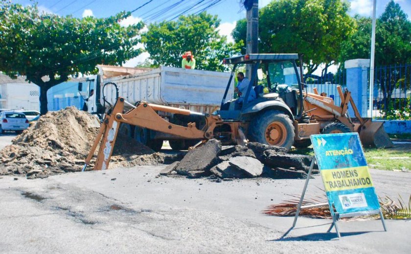 Infraestrutura realiza limpeza e desobstrução de bocas de lobo em bairros de Maceió