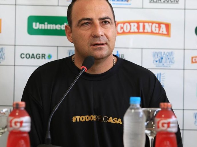 Técnico Foiani define os 20 atletas que defenderão o alvinegro em Natal