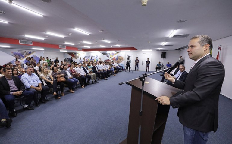 Governador anuncia datas para pagamento do Escola 10: 27 municípios vão dividir R$ 20 mi