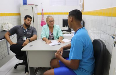 Socioeducandos realizam exame admissional para trabalhar como jovens aprendizes