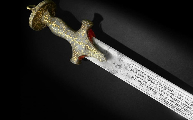 Mulher salva a vida do filho e afasta 3 homens que o atacaram com espada na Índia