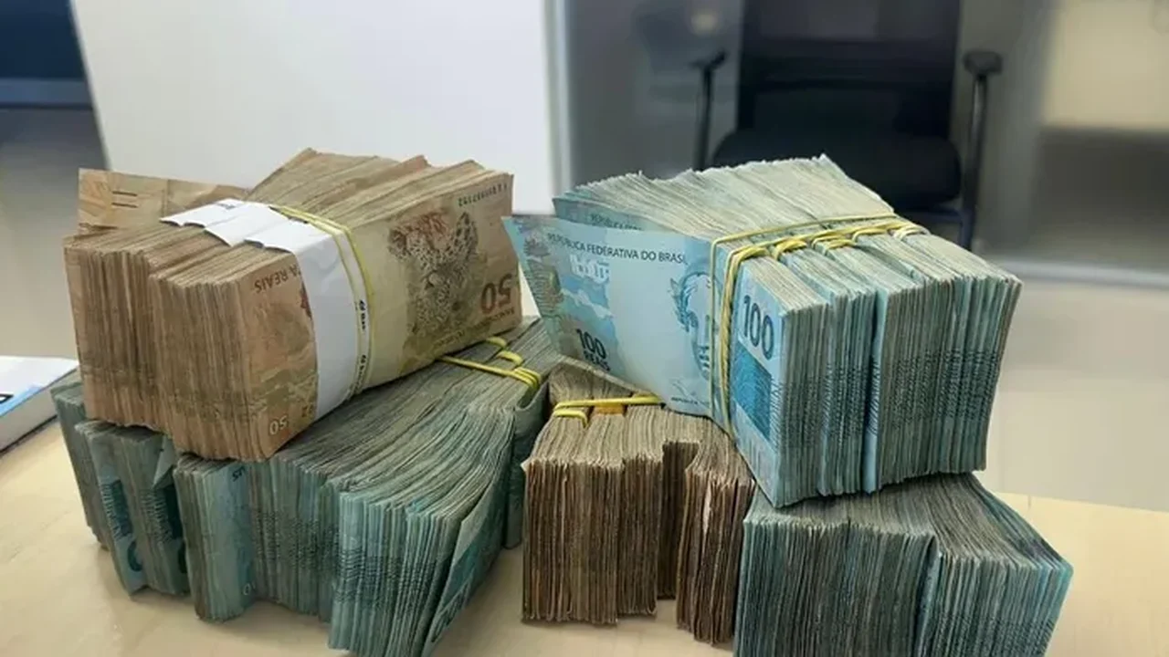 PF prende empresário com R$ 270 mil dentro da Prefeitura de Murici