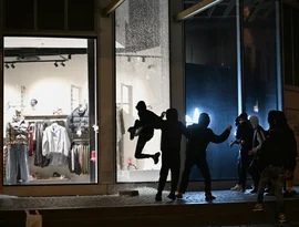 Clubes de futebol Marseille e Lille fecham lojas após atos de vandalismo e saques em protestos na França.