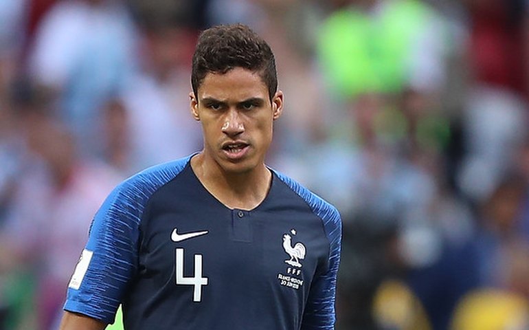 Ex-Manchester United e Real Madrid, Varane vai à Itália para negociar com time de Fàbregas 