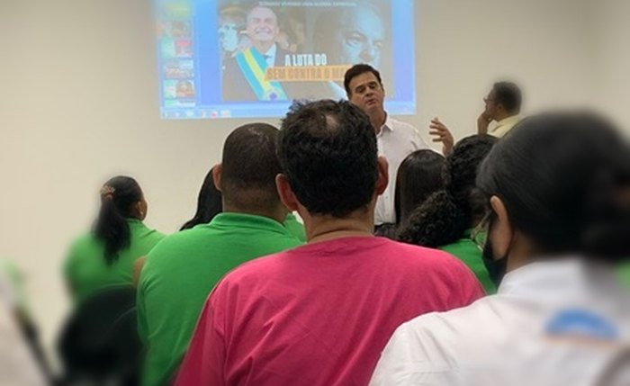Josan Leite, na frente de dezenas de funcionários Josan Leite, na frente de dezenas de funcionários