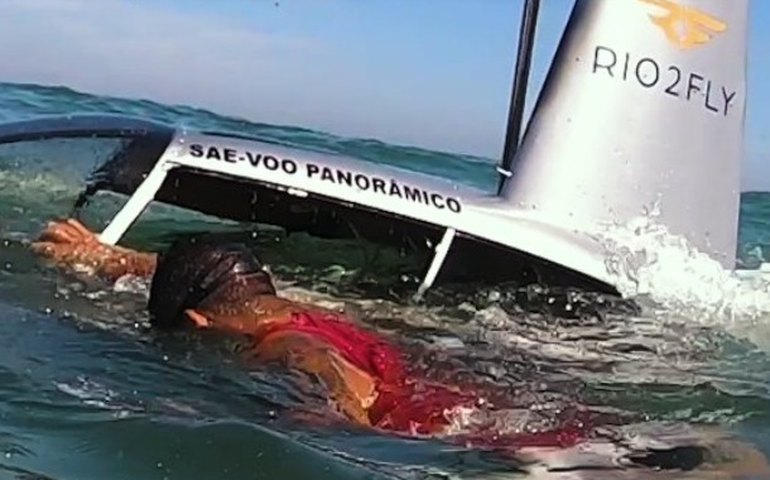 Helicóptero dos Bombeiros pousa na praia da Barra para socorrer idoso