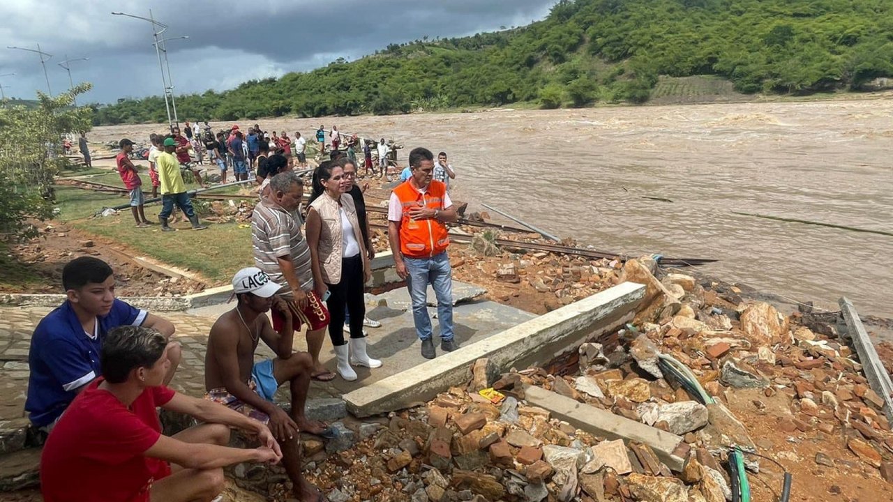 Prefeitura de Branquinha inicia limpeza de ruas e ações em diversas áreas após a enchente