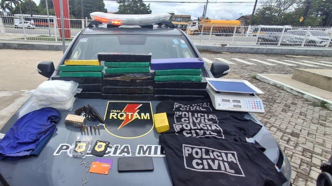 Operação da PM apreende mais de 26 kg de drogas e fardamentos falsos em Satuba