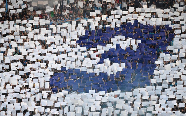 Napoli vence Fiorentina e celebra conquista de Scudetto em casa