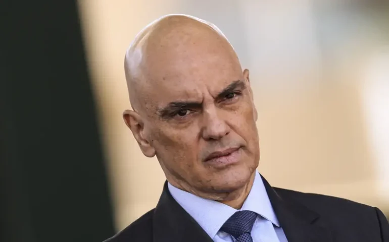 Moraes afirma que vigília buscava reeditar acampamentos do 8 de janeiro e critica Flávio e Eduardo Bolsonaro