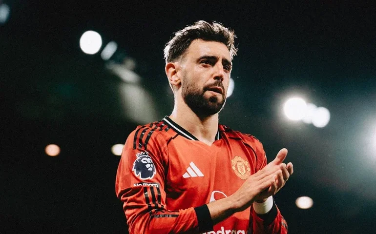 Bruno Fernandes é eleito melhor jogador da Premier League 2025/26