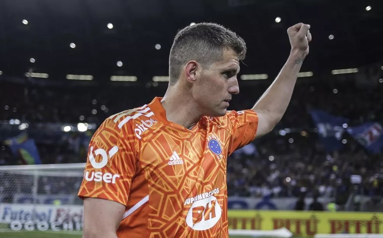 Com valorização salarial, Cruzeiro assina novo contrato com goleiro Rafael Cabral