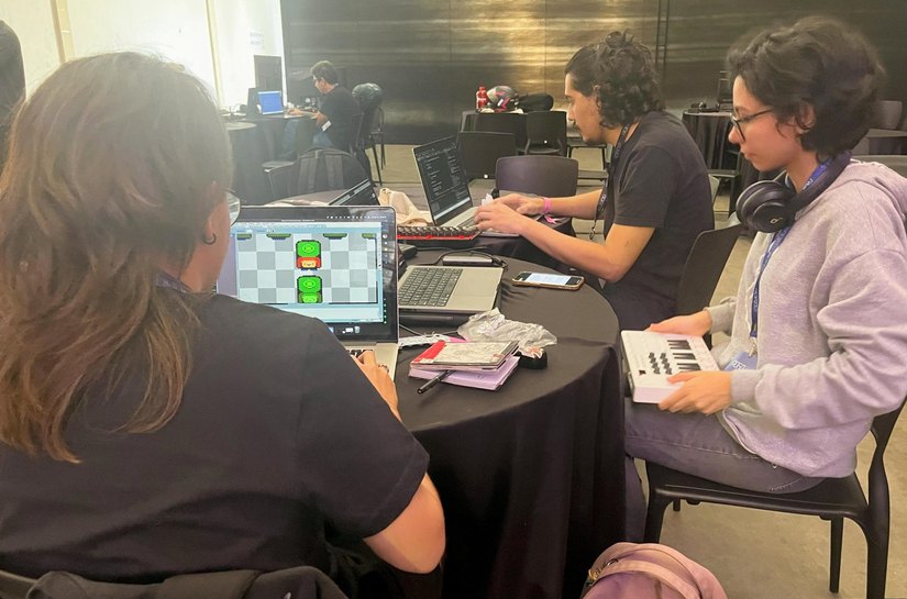 Presença feminina é conquista de espaço na maratona de games da Roga DX