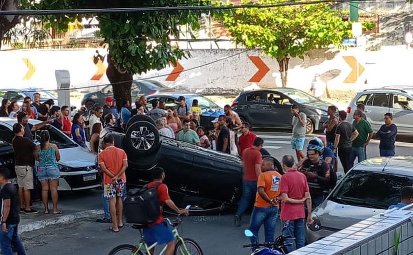 Grávida fica presa em veículo após capotamento na Ponta Verde