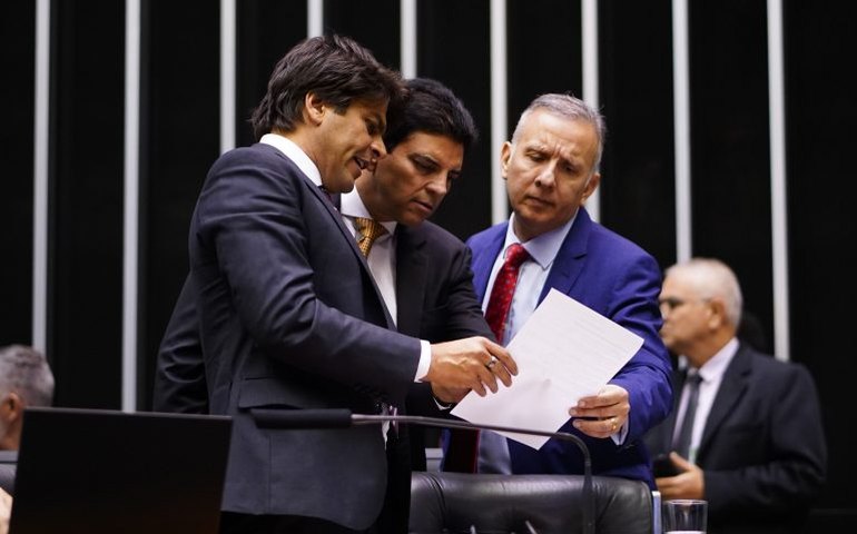 Deputados retomam votação do projeto do arcabouço fiscal