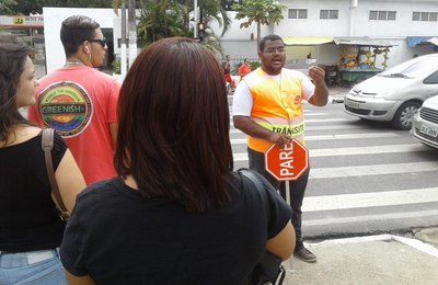 Ação educativa orienta pedestres e condutores sobre trânsito